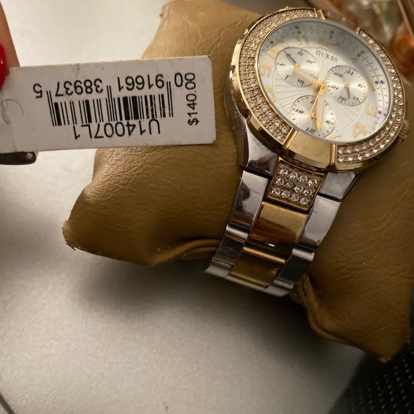 Women’s Guess watch - Picture 2 of 2